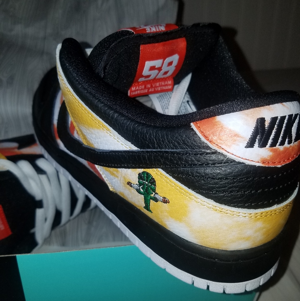 💥LimitedRelease💥 Nike SB Dunk Low Raygun Tie-Dye - Picture 1 of 8